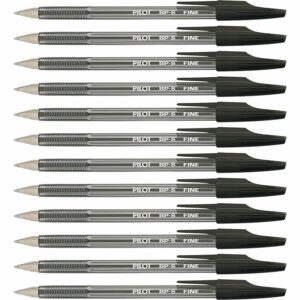 A group of pens that are on top of each other.